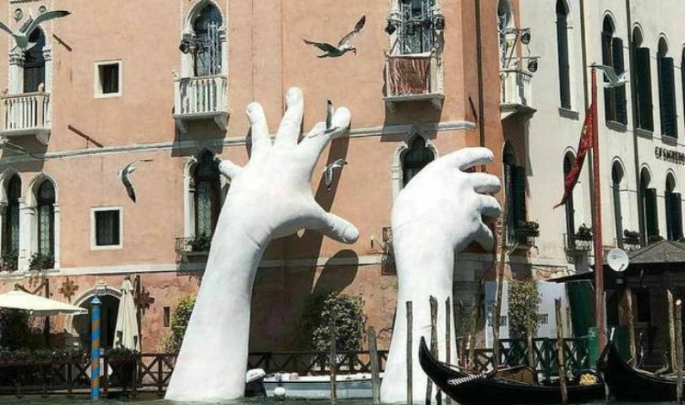 Dos manos gigantes para sostener un edificio en Venecia y salvarlo del cambio climático