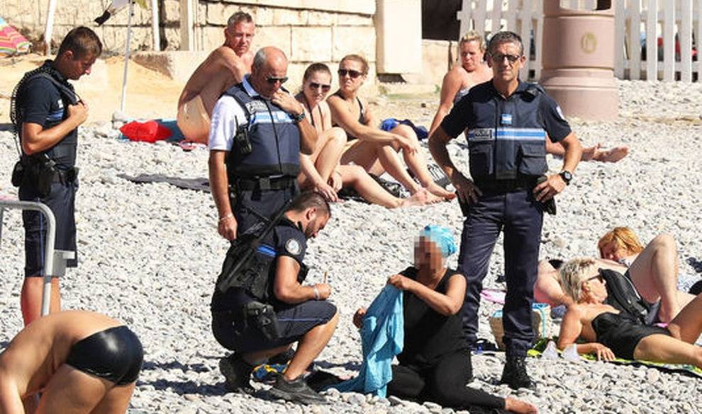 Imagina Que Vas A La Playa Y La Policía Te Obliga A Que Te Desnudes