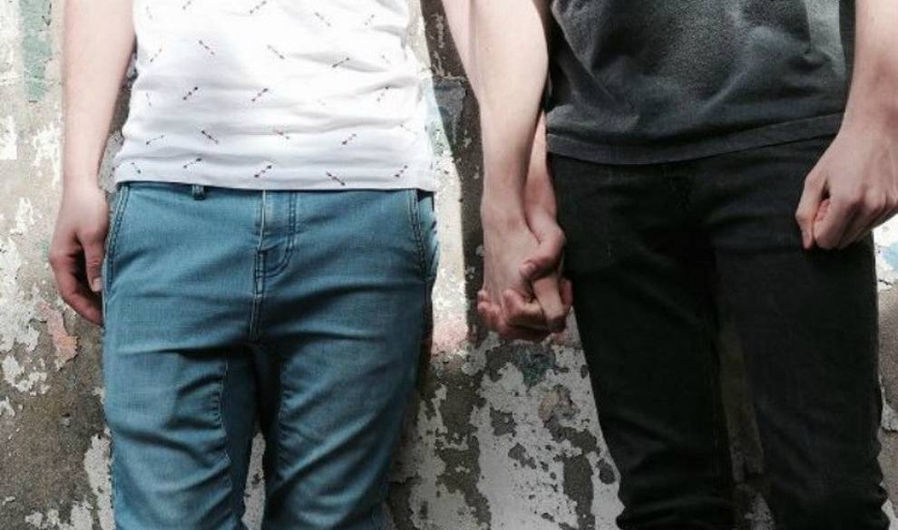 Por qué hay una oleada de hombres heteros subiendo fotos cogidos de la mano