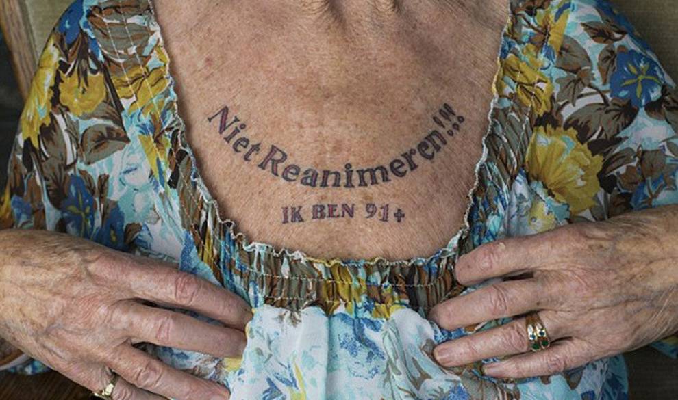 Una Anciana Se Tatúa En El Pecho «No Reanimar» Para Reivindicar Su Derecho A Morir