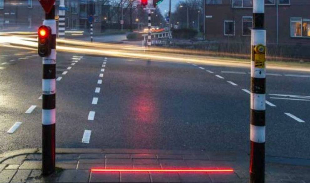 Una ciudad holandesa instala un semáforo en el suelo para los usuarios de smartphones