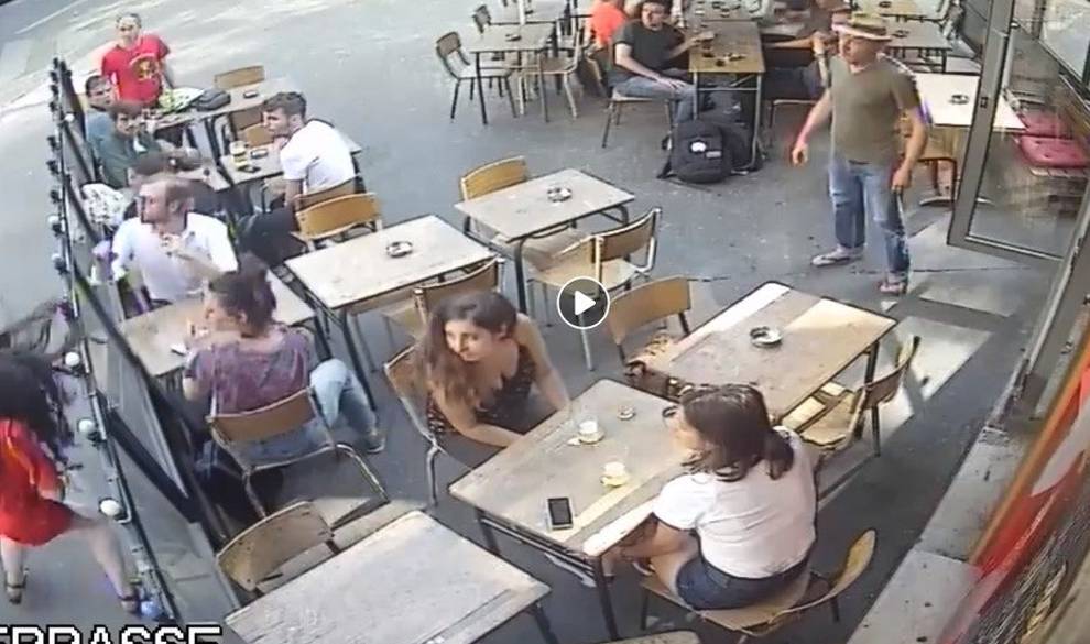 Un hombre golpea a una mujer que le contestó a su acoso en la calle