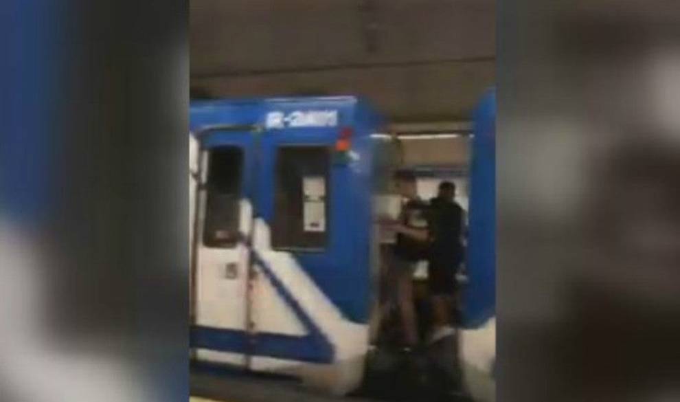 Jugarse la vida saltando entre los vagones de metro: ¿La última moda entre los jóvenes en Madrid?