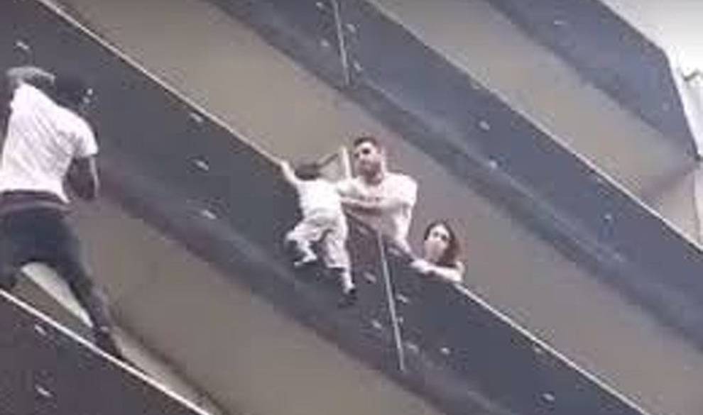 El héroe ‘sin papeles’ que salvó a un niño en Francia podrá convertirse en bombero