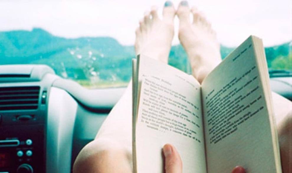 Libros ligeritos para sumergirse en el placer de leer en vacaciones