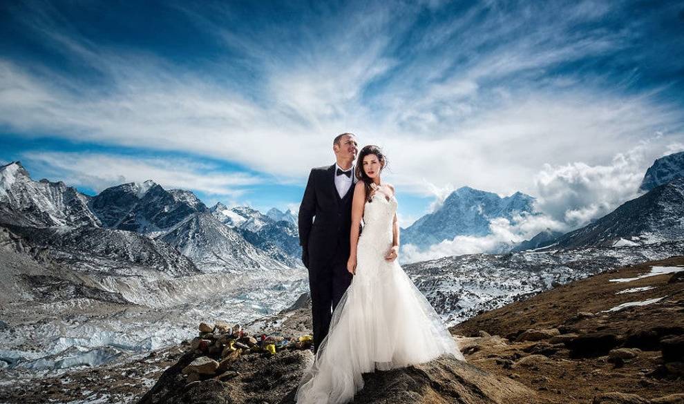 La pareja que se casó en el Everest y tiene el álbum de boda más brutal del mundo
