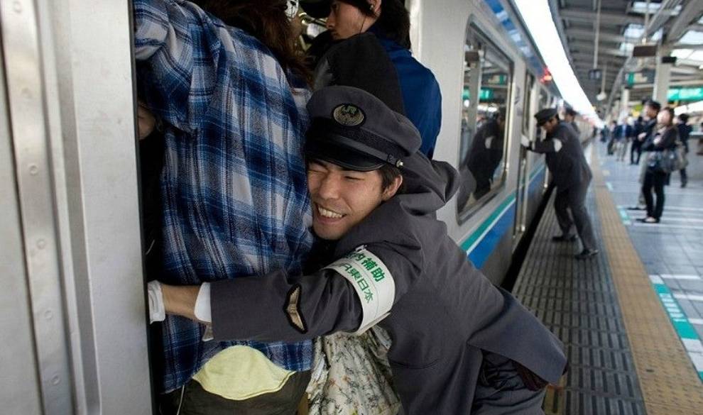 Las imágenes del surrealista trabajo de los ‘empujadores’ del metro de Tokio