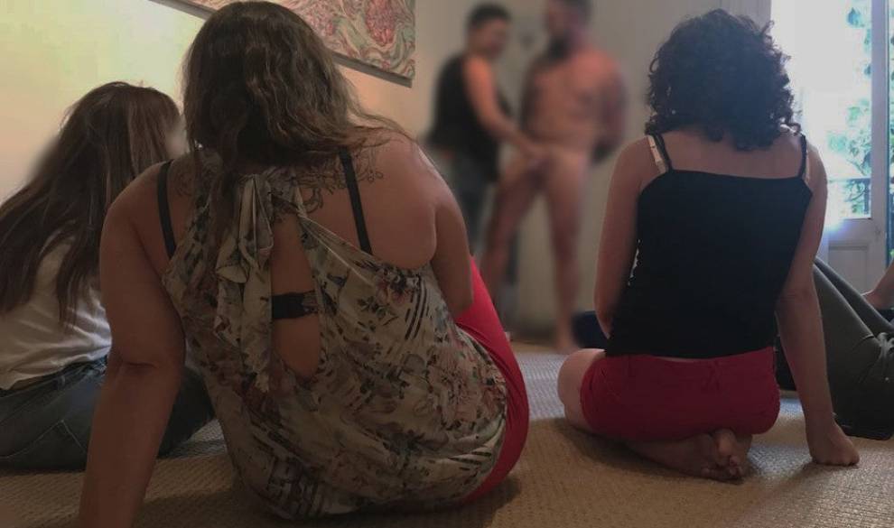 Fuimos a un taller para aprender a masturbar a un hombre como diosas del sexo