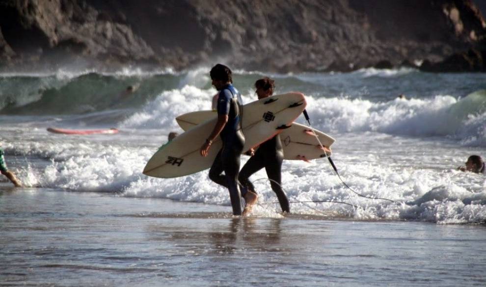 Los mejores lugares para aprovechar tus vacaciones aprendiendo a hacer surf