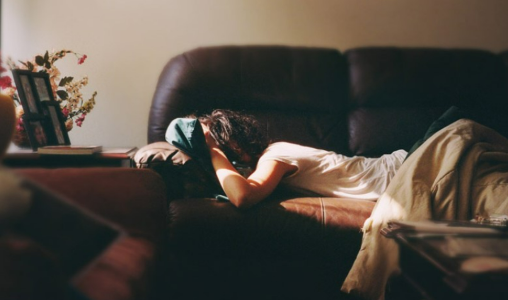 ¿Por qué no duermes en la cama después de dormirte en el sofá?