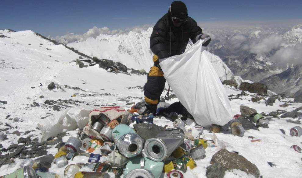El coronavirus ha vaciado el Everest de turistas, ahora falta limpiar la basura