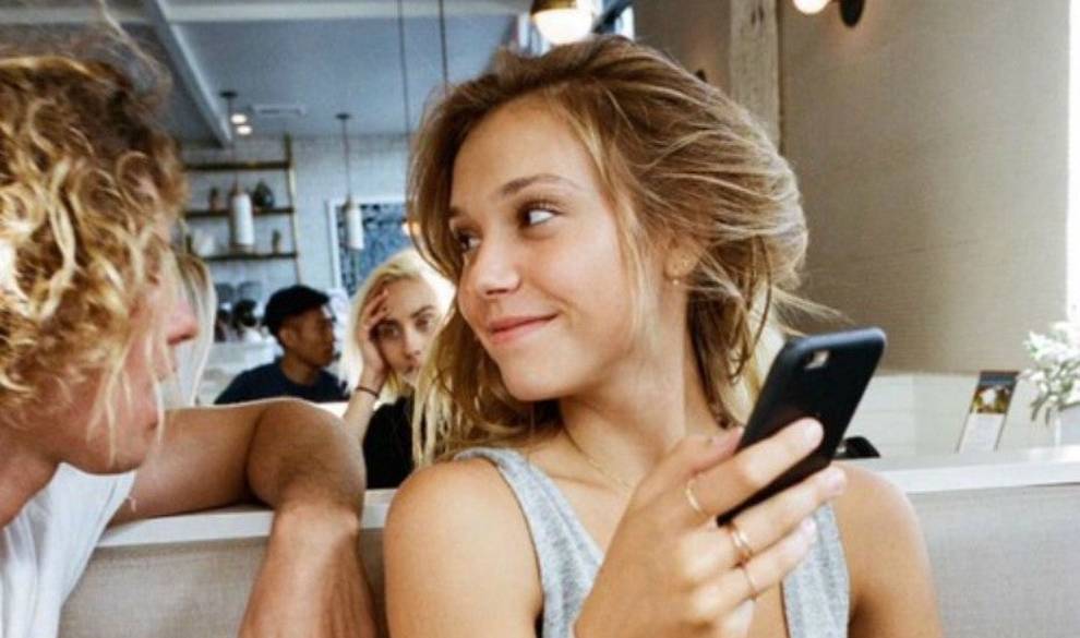 La ciencia revela la razón por la que sigues hablando con tu ex aunque tengas pareja