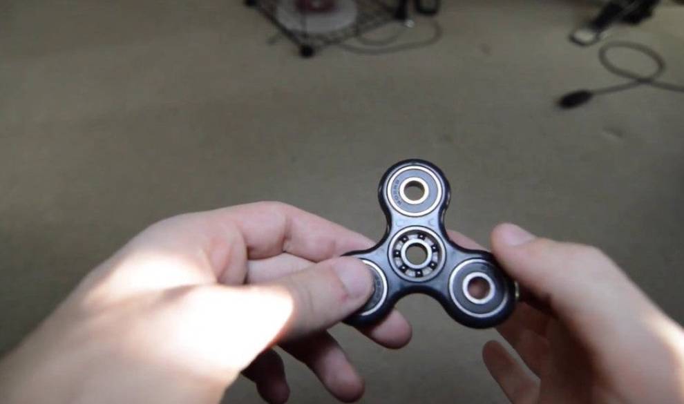 Fidget spinner, el juguete que obsesiona a los niños y que a ti también te enganchará