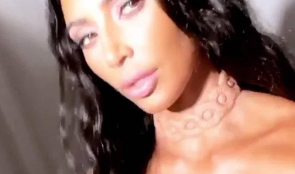 Kim Kardashian se ‘implanta’ un collar en la piel que brilla con los latidos de su corazón