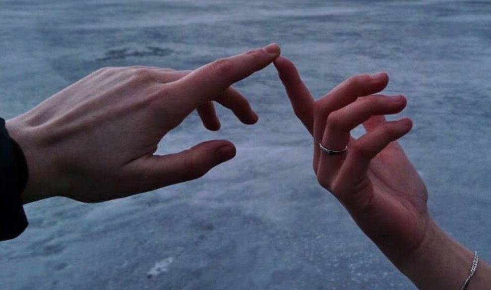 El inesperado efecto de coger de la mano a otra persona
