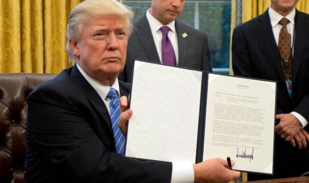 Llamamos a una grafóloga para analizar la firma de Trump y lo que cuenta es aterrador