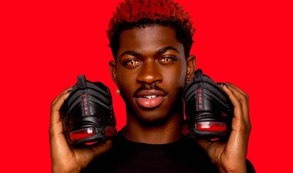 Las nuevas zapatillas Nike con sangre humana desatan la polémica