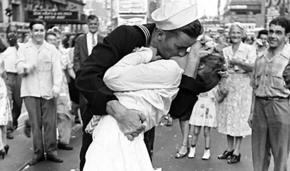 El icónico beso del marinero y la enfermera no es romántico, es una agresión sexual