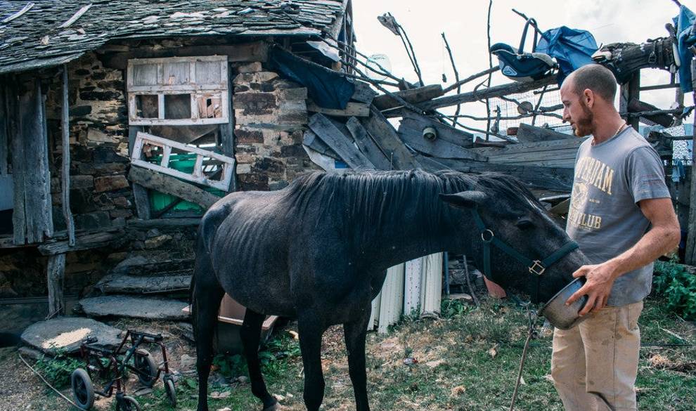 Un joven te enseña cómo es vivir en una auténtica ecoaldea