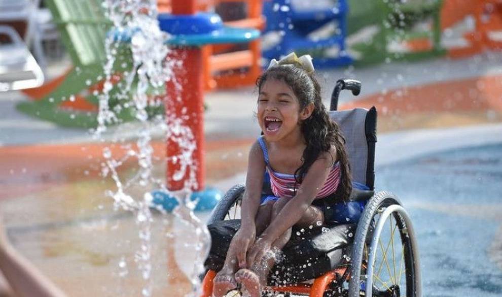 Las preciosas imágenes del primer parque acuático para niños con discapacidad