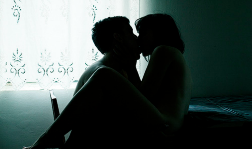 Esta podría ser la razón por la que apagas la luz cuando te acuestas con alguien