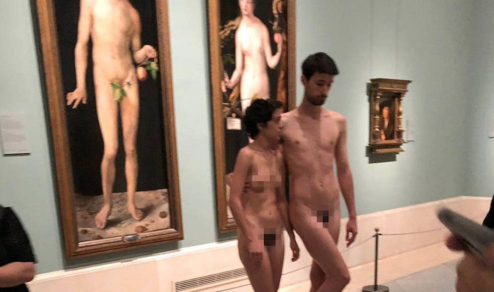 Los artistas Adrián Pino y Jet Brühl se desnudan delante de Adán y Eva en El Prado