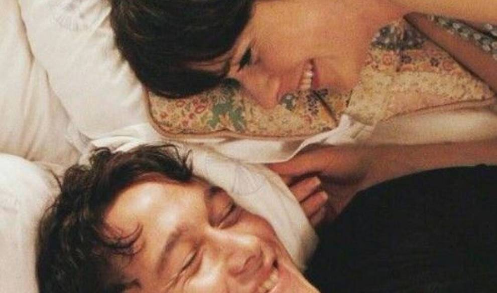 ¿De verdad puedes ser más feliz por dormir con tu pareja cada día?