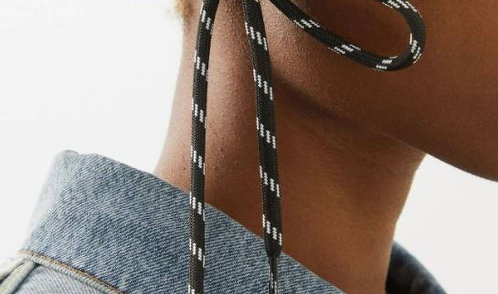 Así son los nuevos pendientes de Balenciaga: ¿genialidad o tomadura de pelo?