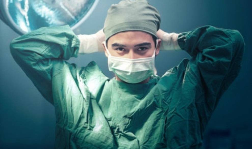 Por qué los cirujanos deberían operar completamente desnudos, según un estudio