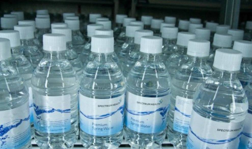Estos son los peligros que corres si reutilizas las botellas de plástico