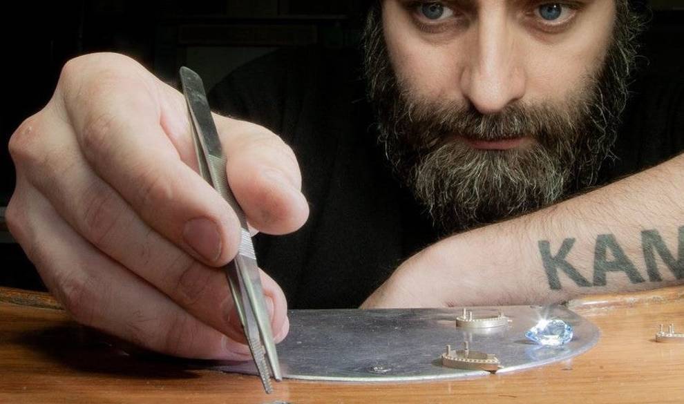 El artista capaz de convertir una tuerca en el anillo de boda de Risto Mejide y Laura Escanes