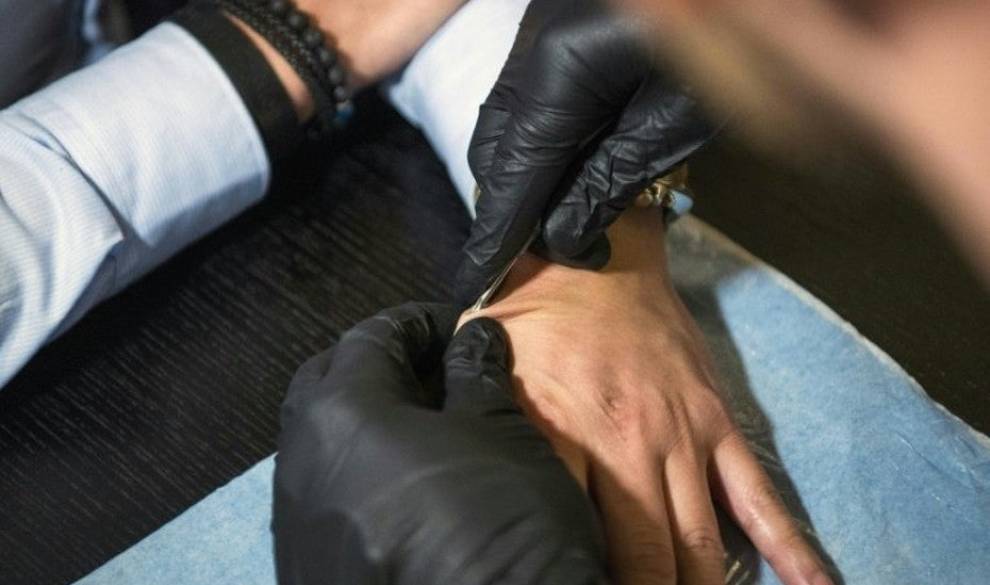 Por qué miles de suecos se están implantando microchips bajo la piel