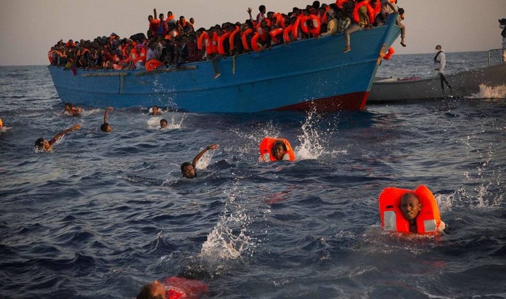 Refugiados que arriesgaron sus vidas en el mar trabajarán como socorristas