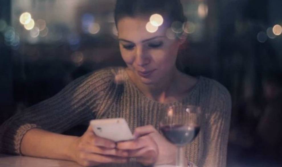 Una artista pide que le mandes tus mensajes impulsivos a ella en lugar de a tu ex