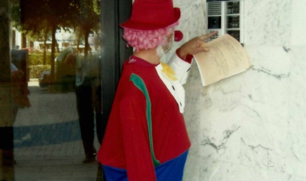 El ‘Payaso Cobrador’ Nos Habla De Su Oficio Y Se Confiesa: “Me Pone Cazar A Los Peperos”