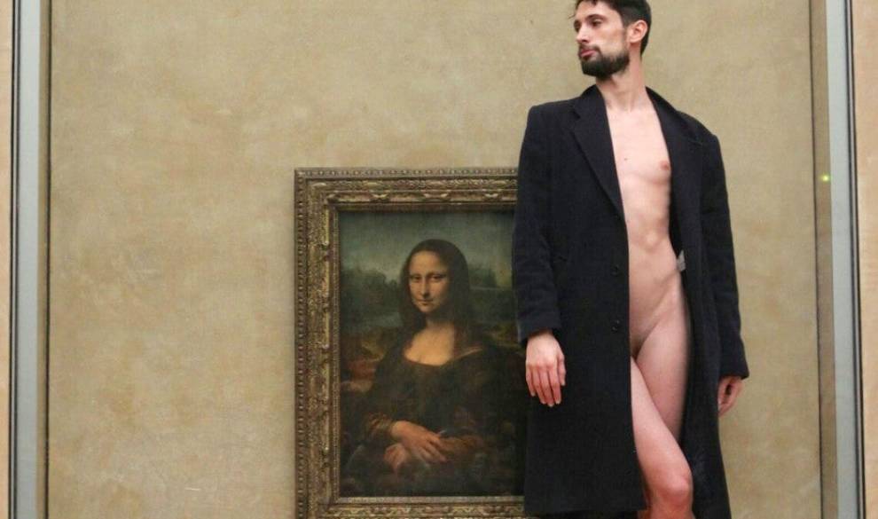 El artista Adrián Pino se desnuda delante de la Mona Lisa en el Louvre
