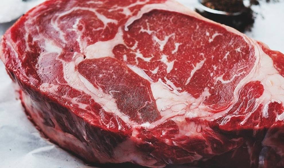 Un Nobel de Medicina advierte que la carne roja y la leche son potencialmente cancerígenas