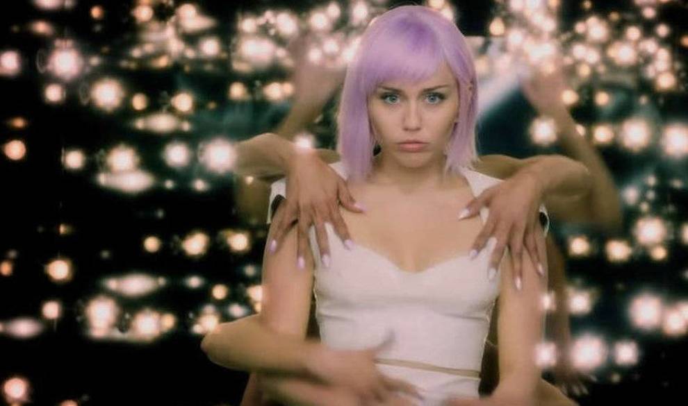 Ya puedes ver el tráiler de Black Mirror con un spoiler: sale Miley Cyrus