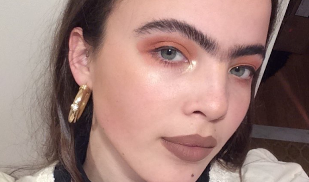 No es Frida Kahlo pero el mensaje de esta modelo ‘uniceja’ es una obra de arte