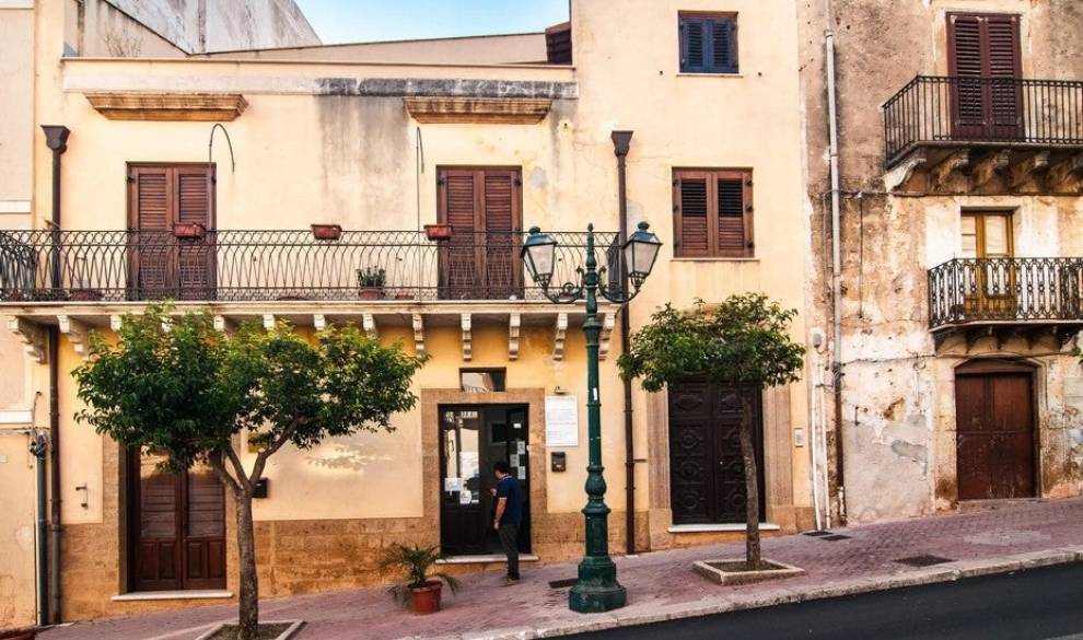 Si quieres cambiar de vida, un pueblo de Sicilia vende casas por un euro