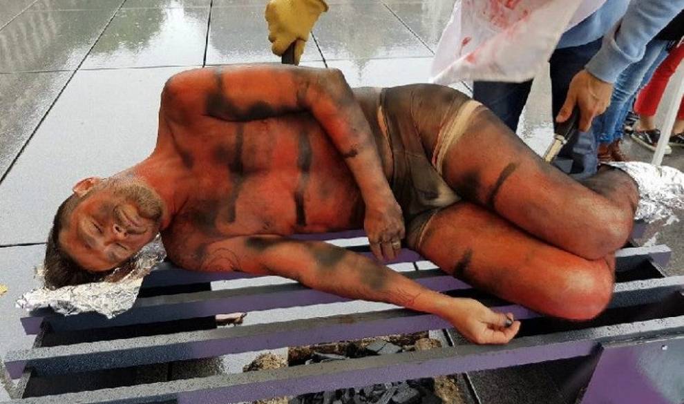 Montan una macabra 'barbacoa humana' para denunciar el consumo de carne