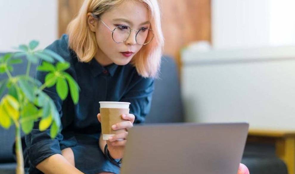 Las empresas japonesas prohíben llevar gafas a sus trabajadoras porque 'las hacen menos femeninas'