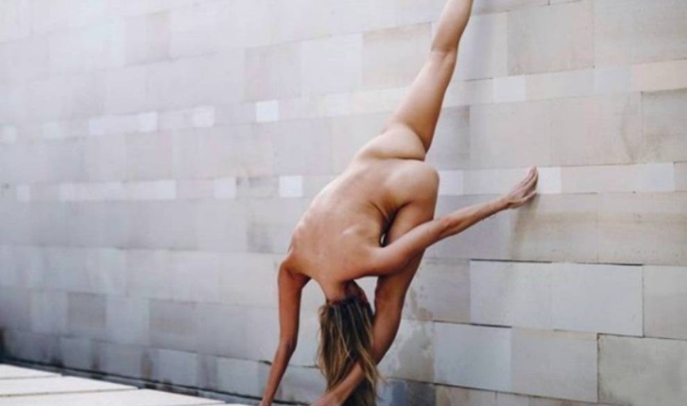Hace yoga desnuda en Instagram para enseñarte a amar tu cuerpo