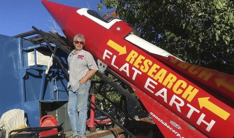 Construyó un cohete para comprobar si la Tierra era plana y acabó estrellándose en el desierto