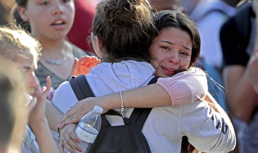 Un joven que fue expulsado de un instituto de Florida mata a 17 estudiantes