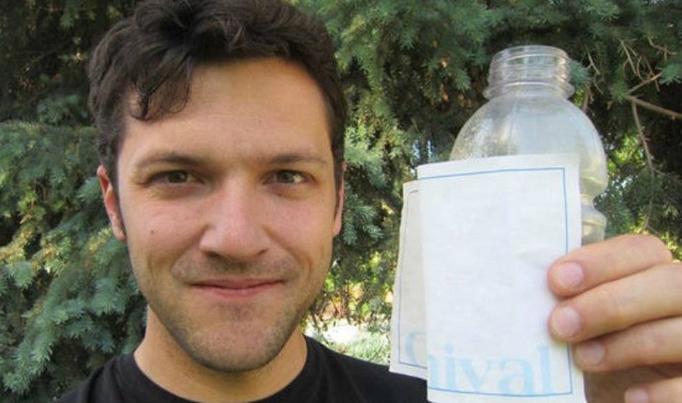 El chico que ha rescatado más de 80 mensajes en botellas tiene algo importante que decirte