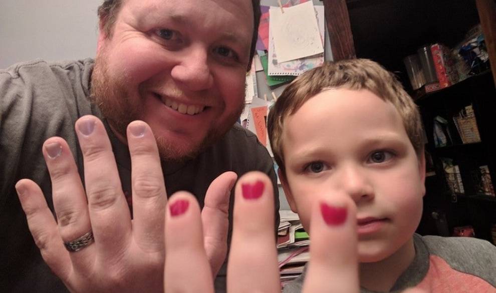 Este padre condena la masculinidad tóxica que oprime a su hijo por pintarse las uñas