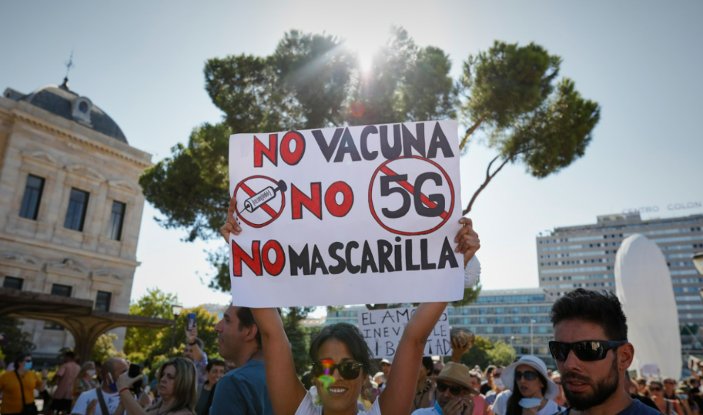 Las personas egocéntricas tienden a convertirse en haters y compartir fake news
