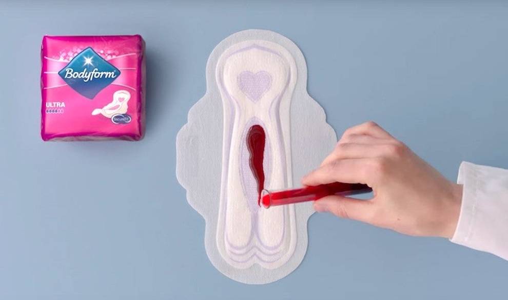 Por fin una marca de compresas muestra el verdadero color de la regla en sus anuncios