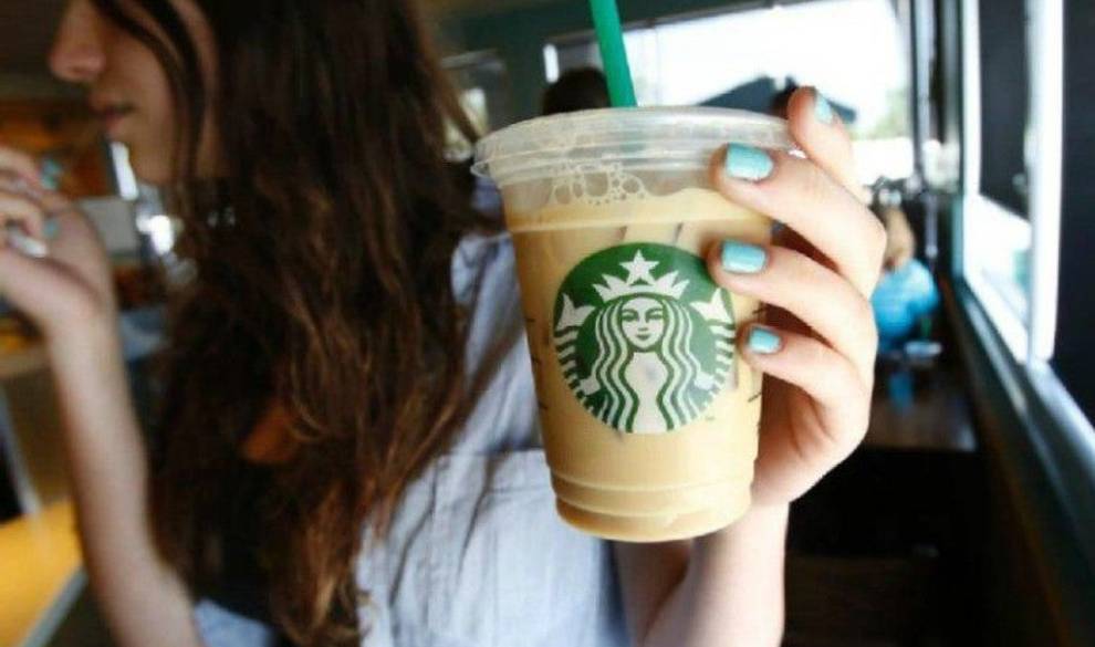 Encuentran bacterias fecales en las bebidas frías de Starbucks